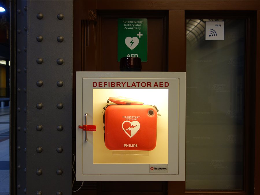 Defibrylator Philips HeartStart FRx w szafce AED na dworcu Wrocław Główny